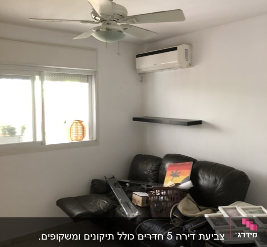 ציור של עץ דקל על רקע כתום וצהוב